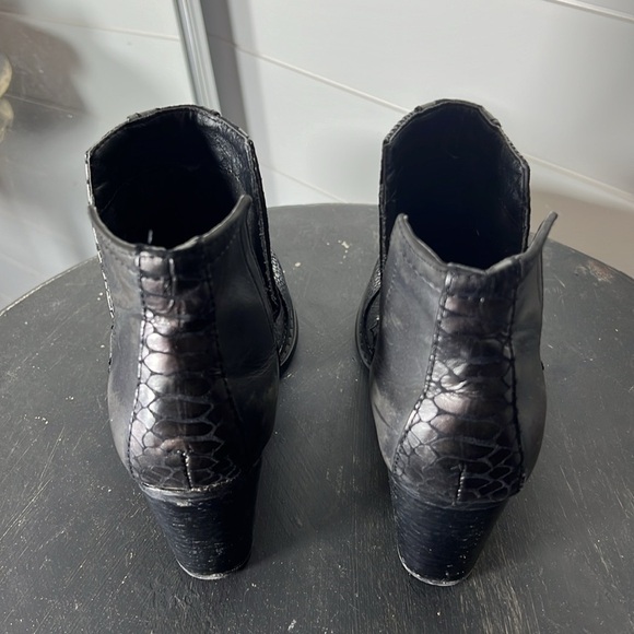Laura Marano By Not Rated Faux Snake Black Ankle Boots Sz 6. A49 - Picture 3 of 4